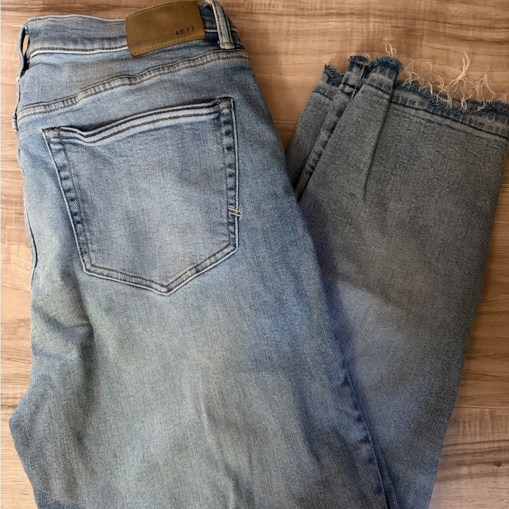 American Eagle Outfitters (AE77) Light Blue Cropped Jeans